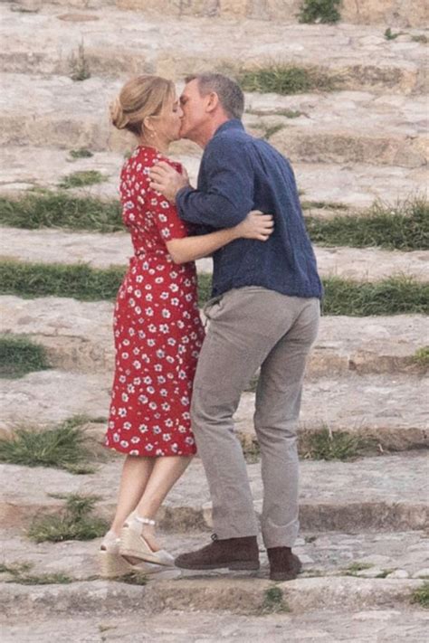 James Bond No Time To Die kiss set photo: Daniel Craig 007 kissing ...