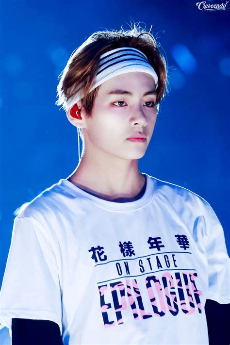 크레센도💜 on Twitter: "160609 화양연화 in Taipei #태형 #뷔 #V 저기 멀리 어둠속 그림처럼 머리위로 ...