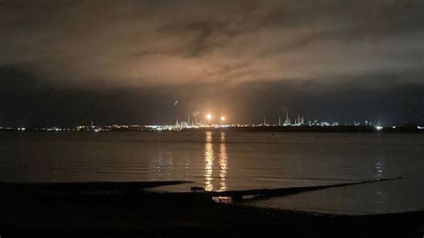 Fawley refinery apologies over lengthy use of flares - BBC News