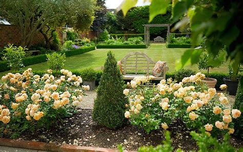 Visit two hidden Cotswold gardens from home - British Association of Landscape Industries