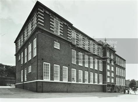 Alexander Mcleod Primary School: exterior - London Picture Archive