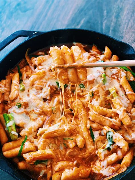 20 Minute Spicy Cheesy Korean Rice Cakes -Tteokbokki - Tiffy Cooks