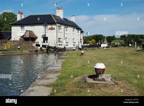 Grove Lock (No 28) on the Grand Union Canal, Grove, Leighton Buzzard, Bedfordshire, England ...