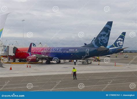 Alaska Airlines Boeing B737 at Seattle Airport, USA Editorial Photo - Image of express, b737 ...