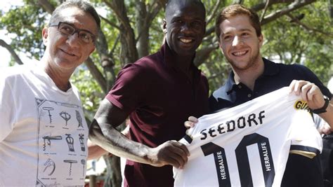 Seedorf distribui autógrafos para torcedores do Botafogo e esbanja simpatia