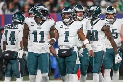 Eagles vs. Buccaneers predictions: Expert picks, odds for NFL playoffs