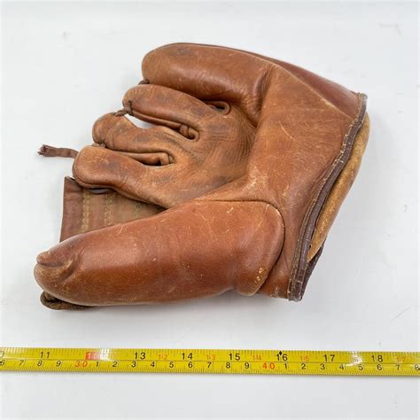 VINTAGE KIDS LEATHER BASEBALL GLOVE | EstateSales.org