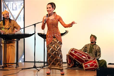 Traditional Burmese Vocal Music - Myanmar Tours