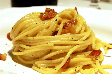 Pasta a la carbonara con guanciale y pecorino ~ La ragazza col mattarello