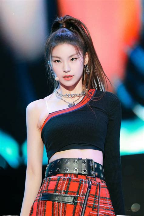 200218 ITZY Yeji. in 2020 | Itzy, Stage outfits, Kpop outfits