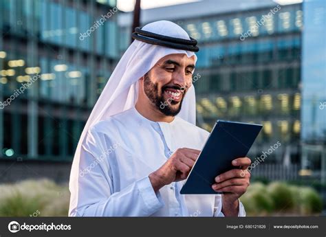 Arab Middle Eastern Man Wearing Emirati Kandora Traditional Clothing ...