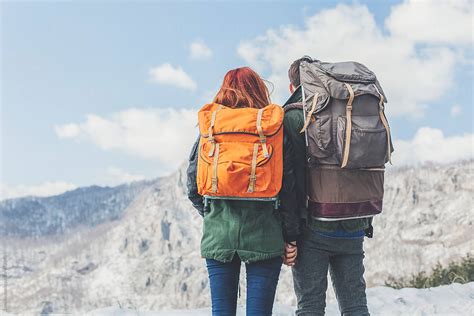 «Couple Hiking With A Backpack» del colaborador de Stocksy «Lumina» - Stocksy