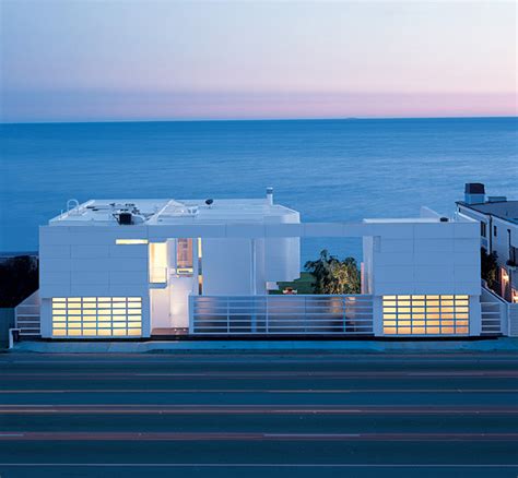 Luxury Beach Houses – Oceanfront Design with White Exteriors and Interiors