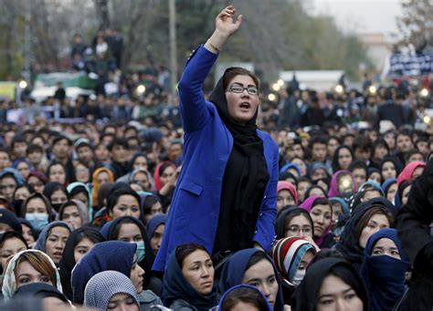 Afghanistan: des milliers d’Hazaras manifestent devant la présidence