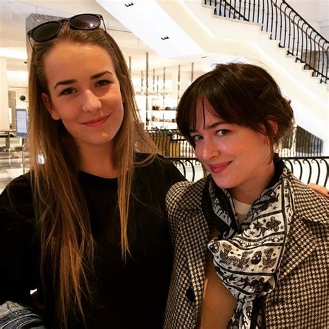 Dakota Johnson with her sister Grace | Famosos, Famílias, Roupas