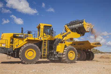 New Komatsu WA900-8 wheel loader designed for loading 150-ton trucks ...