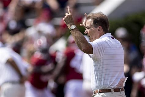 No. 1 Alabama puts streak on line vs Florida in packed Swamp | AP News