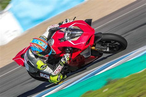 DUCATI PANIGALE V4R (2019 - on) Review | MCN