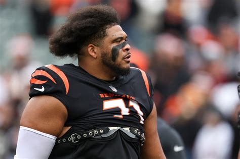 La’el Collins works out for Jets, expected to visit Giants