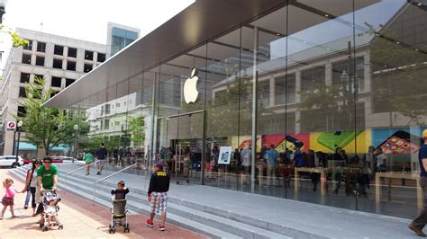 Video: Apple's massive retail store in Portland dwarfs the Microsoft ...