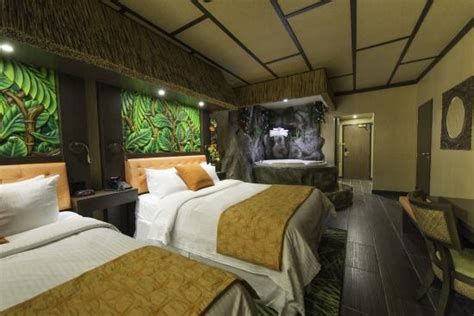 Modern Polynesian theme room - Picture of Fantasyland Hotel & Resort ...