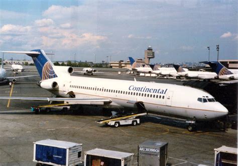 Continental Boeing 727-200 at EWR | Continental airlines, Passenger aircraft, Boeing 727