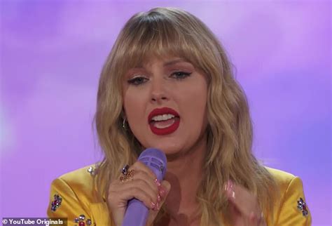 Taylor Swift performs The Archer live for the first time on the eve of the Lover album release ...