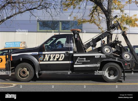 Nypd tow truck hi-res stock photography and images - Alamy