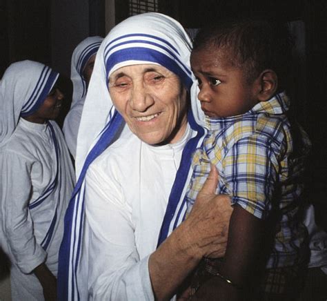 Mother Teresa’s order copyrights her blue and white sari | Daily Mail ...