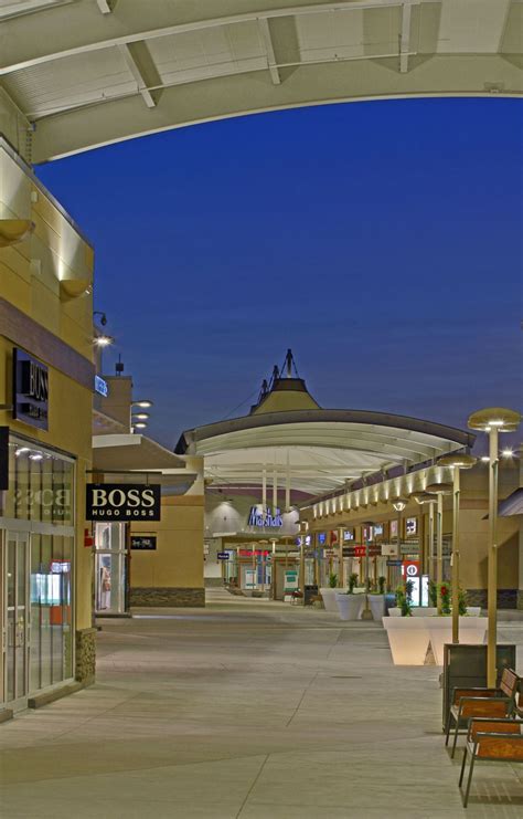 Niagara outlet shoppers protected by canopies - Construction Canada