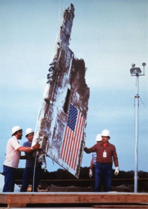 33 Photos Of The Challenger Explosion And Its Devastating Aftermath