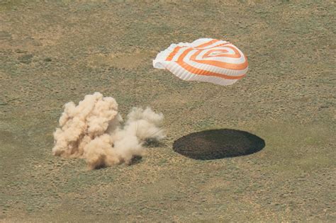 Space in Images - 2016 - 06 - Landing of the Soyuz TMA-19M spacecraft