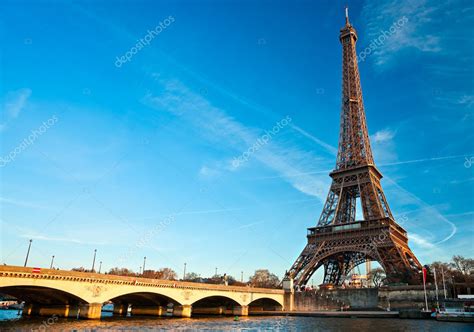 Eiffel tower at sunrise, Paris. — Stock Photo © masterlu #20300629