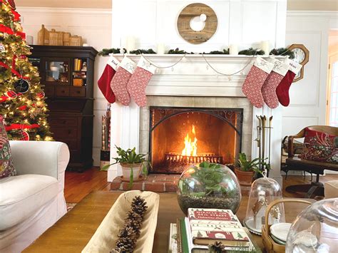 Perfect Farmhouse Red Christmas Fireplace Mantel Decor with Christmas ...