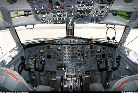 Boeing 737 200 Cockpit