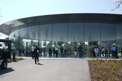 [PHOTOS] Inside Apple's New Campus - Variety