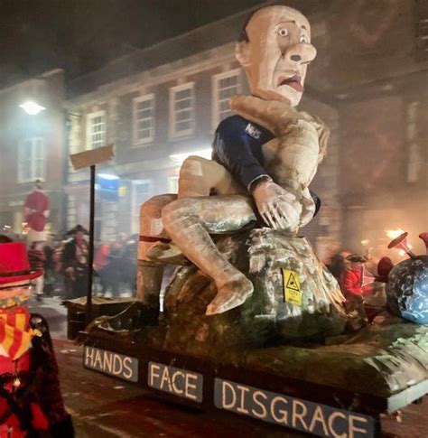 Lewes Bonfire Night: Thousands flock to Covid-themed event - BBC News