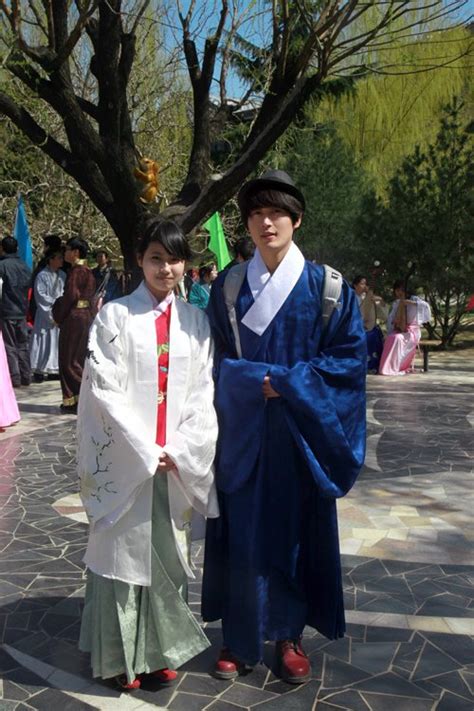 File:Hanfu man and lady.jpg - Wikimedia Commons