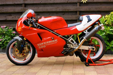 Ducati 888 Gallery | Classic Motorbikes