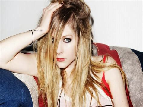 Avril Lavigne the Smokey Eye Makeup | Wallpapers Collection