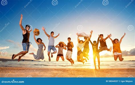 Groupe D'amis Sautant Sur La Plage Image stock - Image du énergie ...