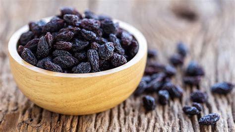 रोज सुबह खाली पेट पिएं काली किशमिश का पानी, मिलेंगे जबरदस्त फायदे | black raisins water benefits ...