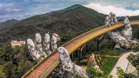 Un pont soutenu par deux mains géantes à Da Nang au Vietnam - Arts in the City