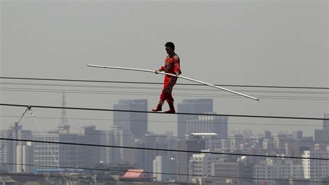 Chinese tightrope walker sets new world record with heart-stopping stunt (VIDEO) — RT Viral