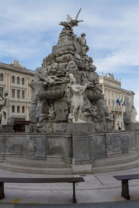 Piazza Unita in Trieste, Italia Stock Photo - Image of fountain, facade: 35649152