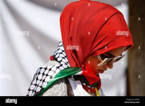 Palestine flag girl hi-res stock photography and images - Alamy