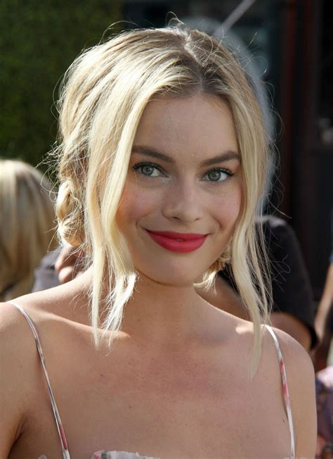 Margot Robbie - "Peter Rabbit" Premiere in Los Angeles • CelebMafia