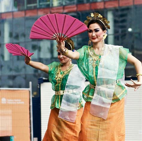 Tari Kipas Pakarena dari Makassar | Cultural dance, Traditional dance, Asian beauty