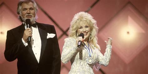 Dolly Parton and Kenny Rogers Perform "Islands in the Stream" at Retirement Concert