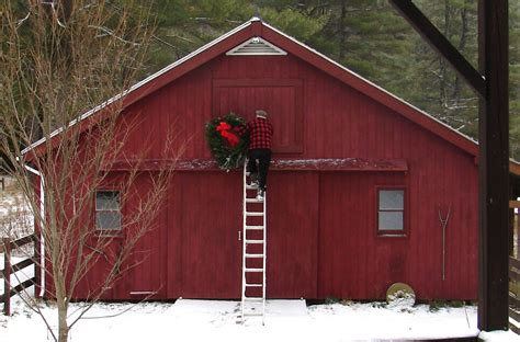 #christmas #farm #barn #hanging #wreath #decorations #decorating {Jose ...